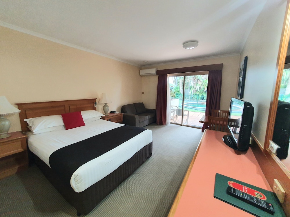 Mcnevin S Maryborough Motel 24/69