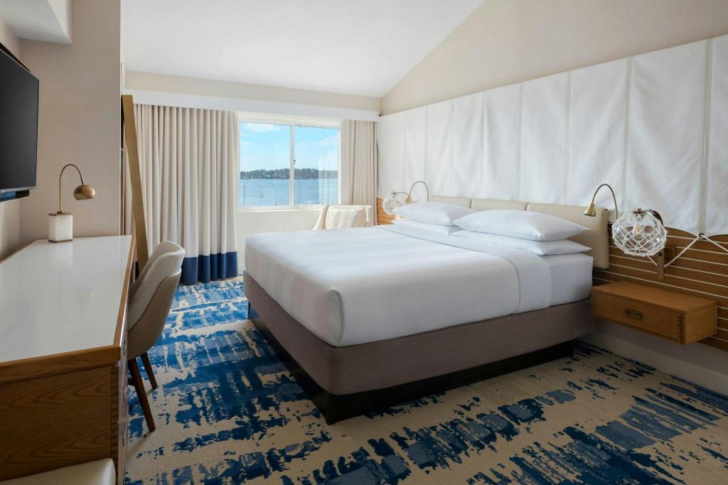 1 Bedroom, Junior Suite, King Bed, Water View, Sofa