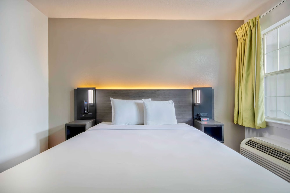 SUITE, QUEEN BED