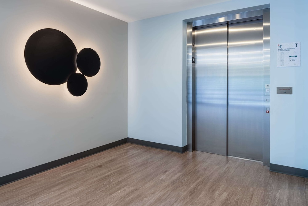 ECHO Suites Extended Stay by Wyndham Richmond West 34/49