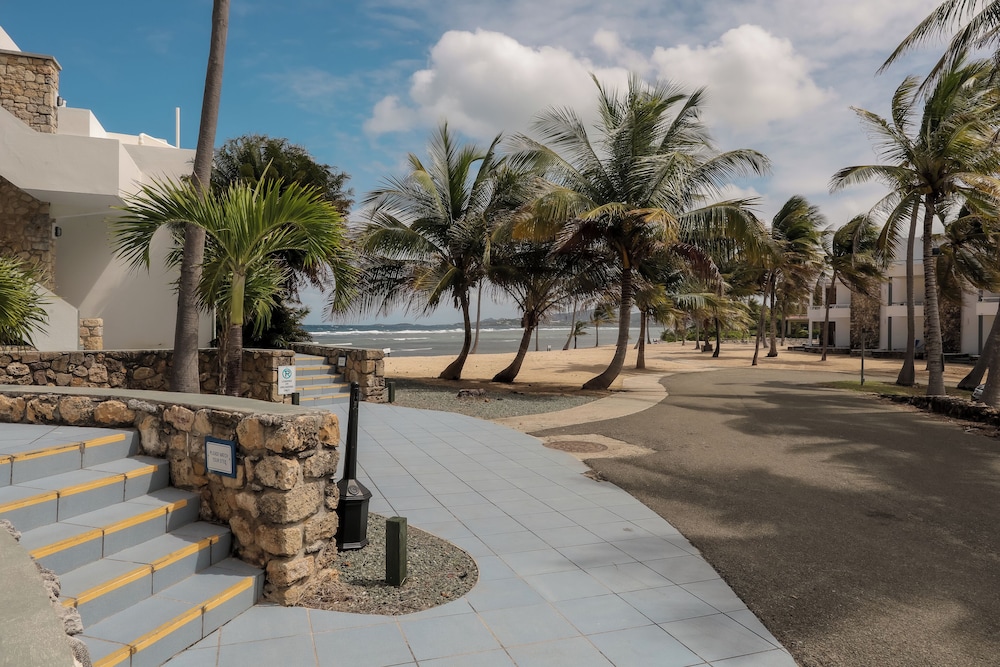 THE PALMS AT PELICAN COVE 58/66