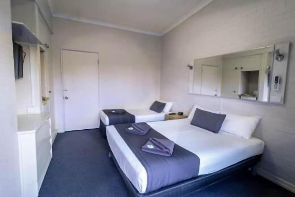 Kingsford Riverside Inn 6/22