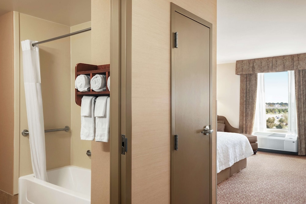 Hampton Inn & Suites West Bend 12/48
