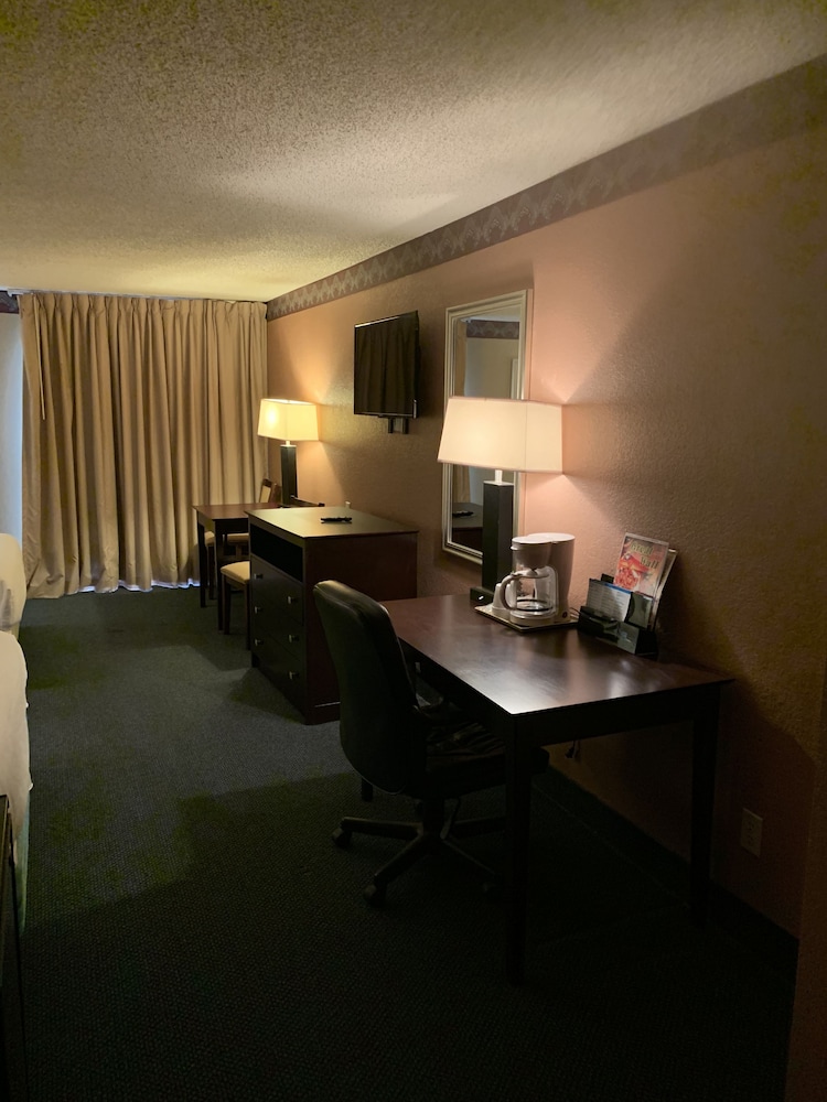 Lincoln Inn Express Hotel And Suites 14/28