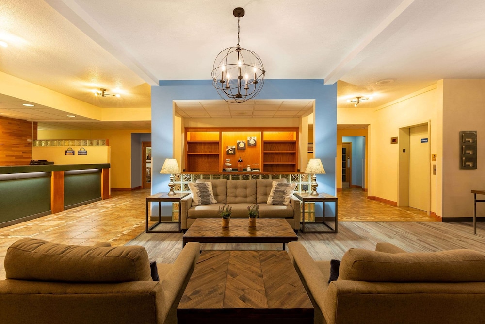 Days Inn & Suites by Wyndham Madison 34/41