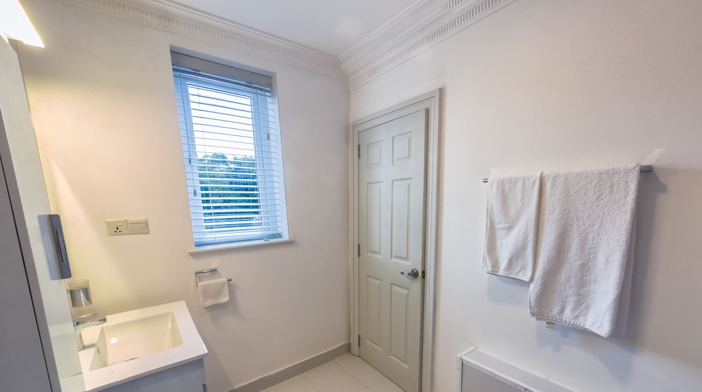 DELUXE, TWIN BEDS, BATHTUB