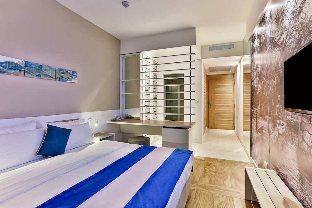 Carine Hotel Delfin 6/40
