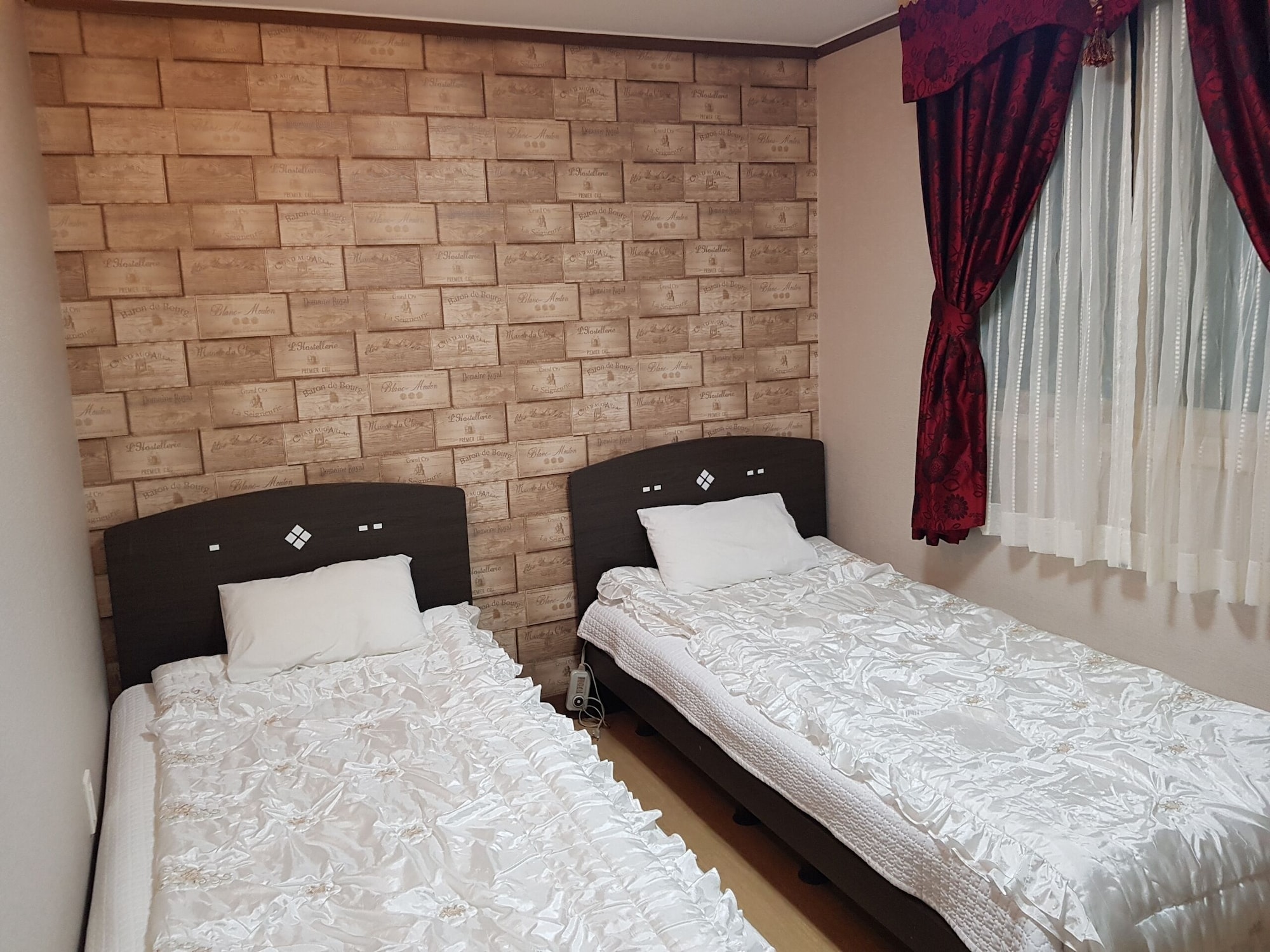 ROOM, TWIN BEDS