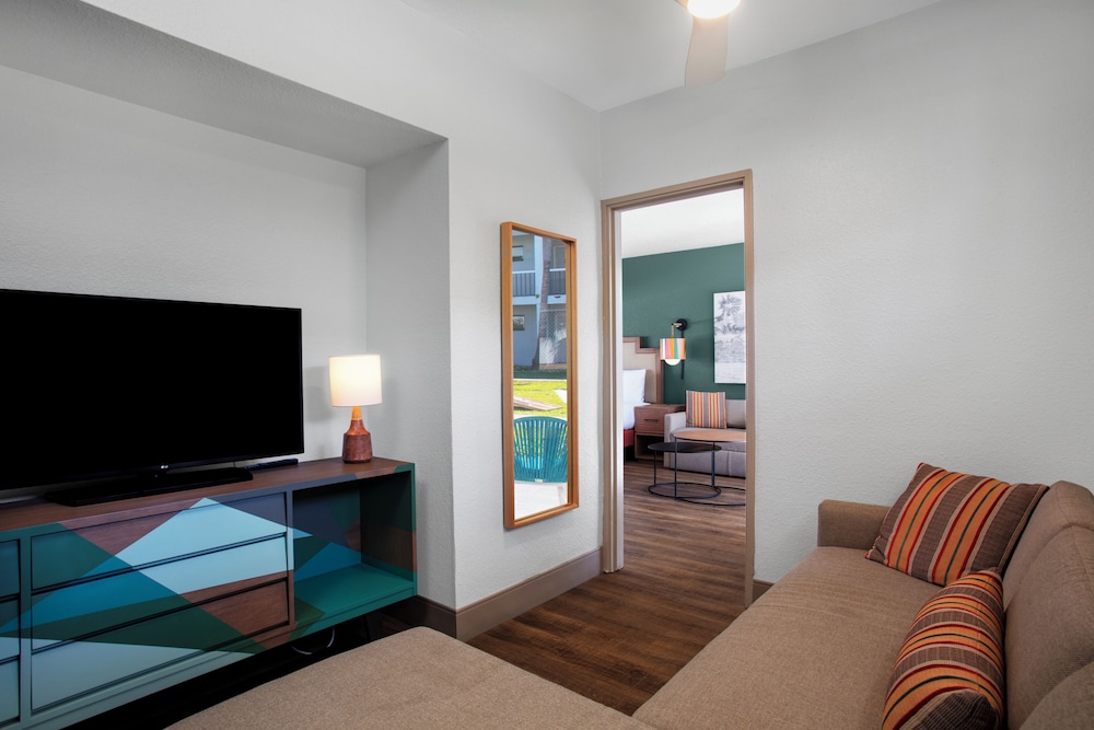 The Beachcomber St. Pete Beach, Outset Collection by Hilton 23/40