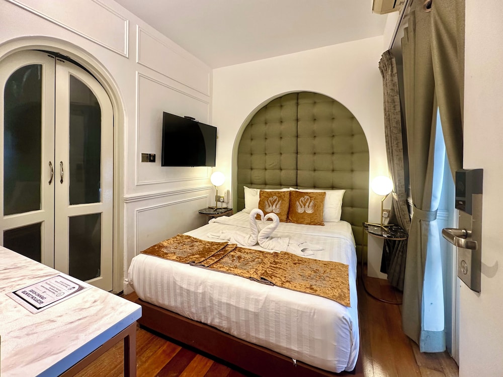 White Mansion Hotel 12/50