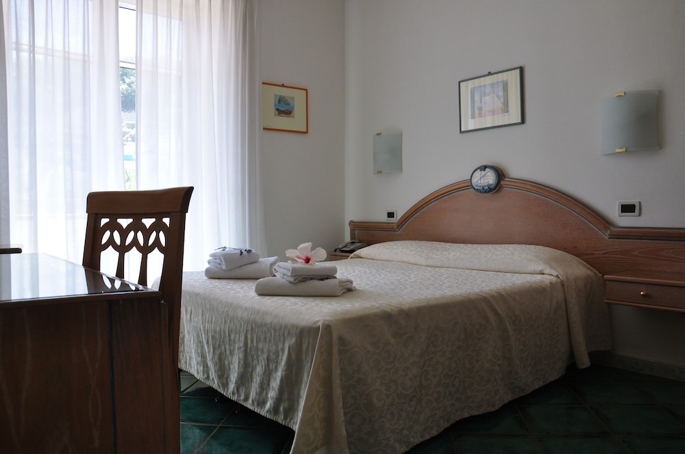 ROOM, DOUBLE OR TWIN BED, WITH EXTRA BED