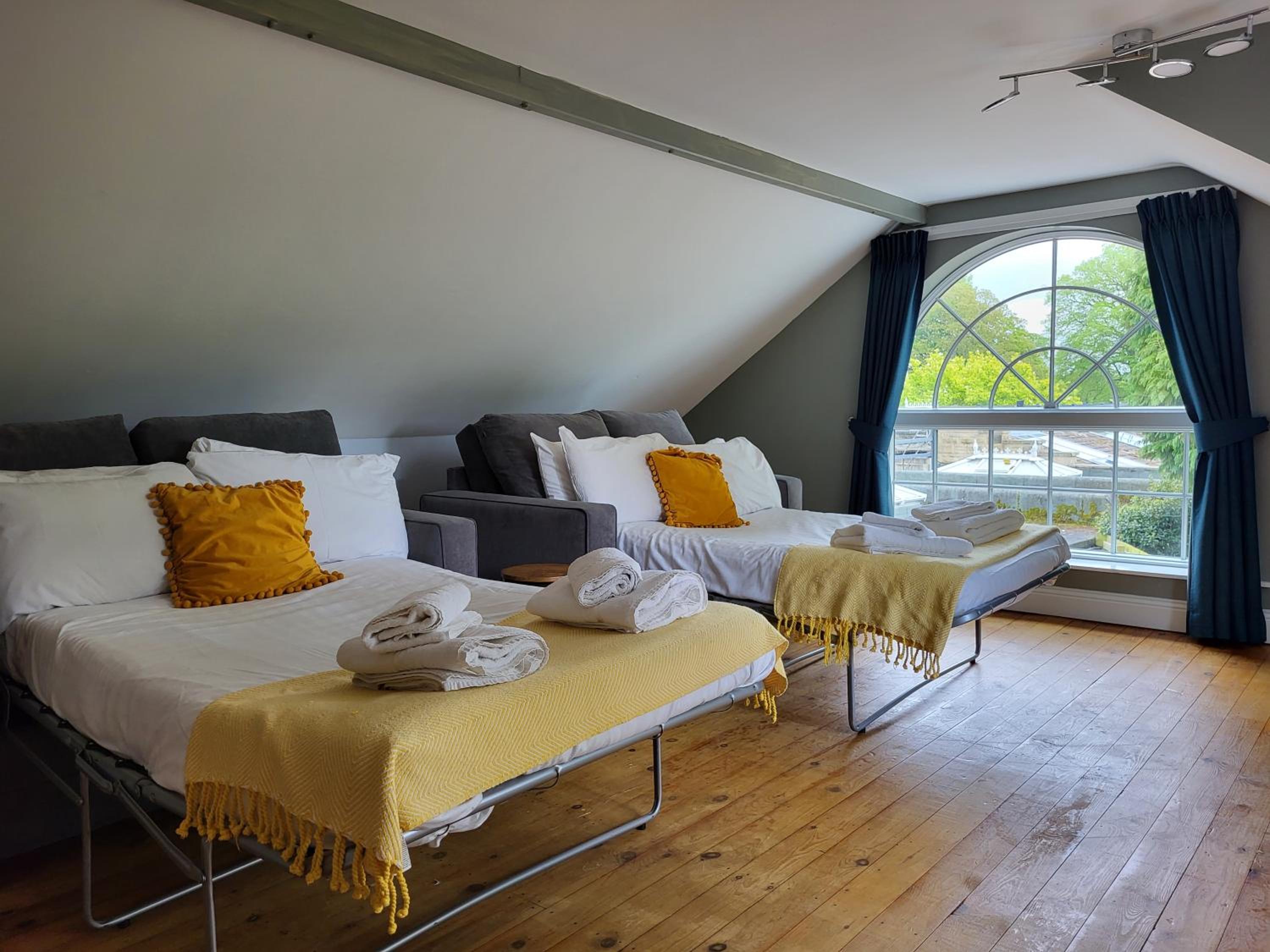 5 Bedrooms, House