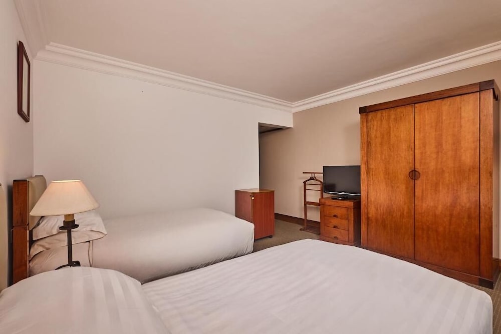 Standard Twin Room - City View:
