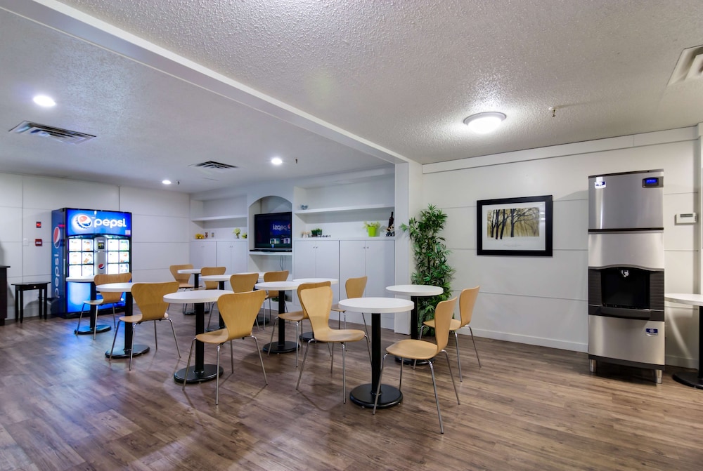 Motel6 Kerrobert, SK 16/30