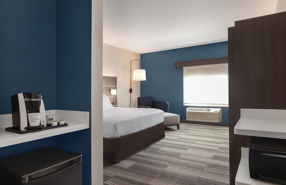 Holiday Inn Express Hotel Suites Denver Airport 33/34