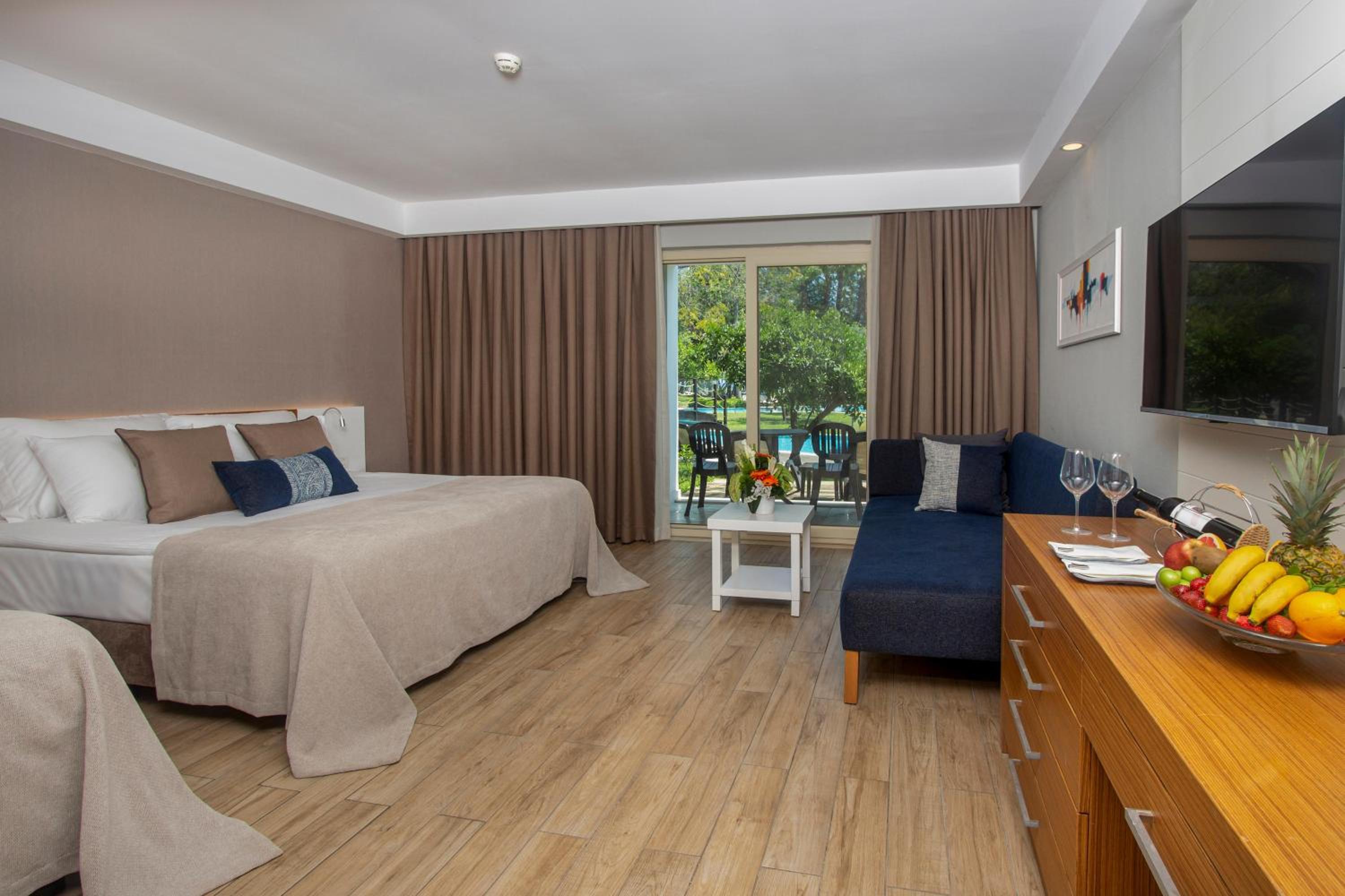 Lagoon, Superior, 1 Double and 1 Single Bed, Sofa