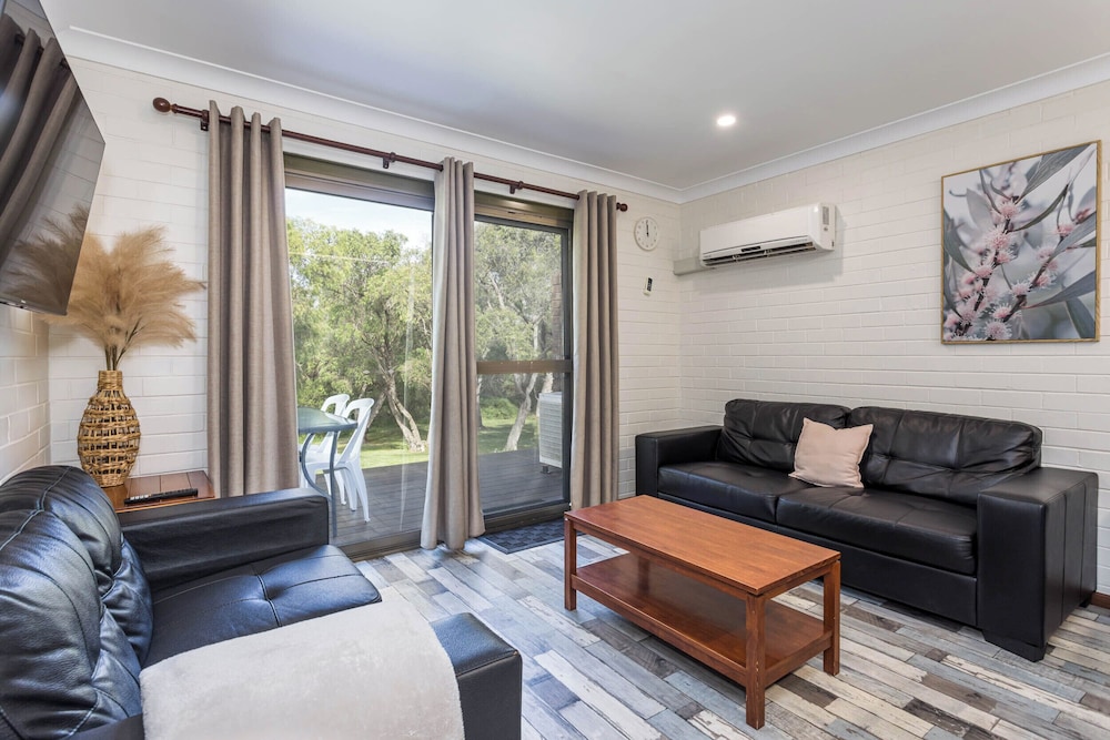 EMU BEACH CHALETS 19/35