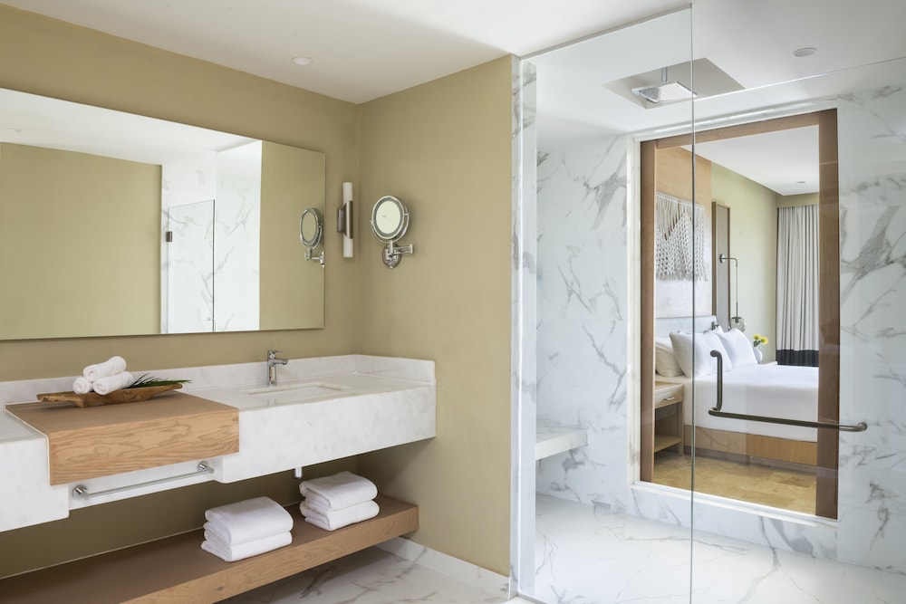 Master, Suite, King Bed, Ocean Front, Club Floor 4/4