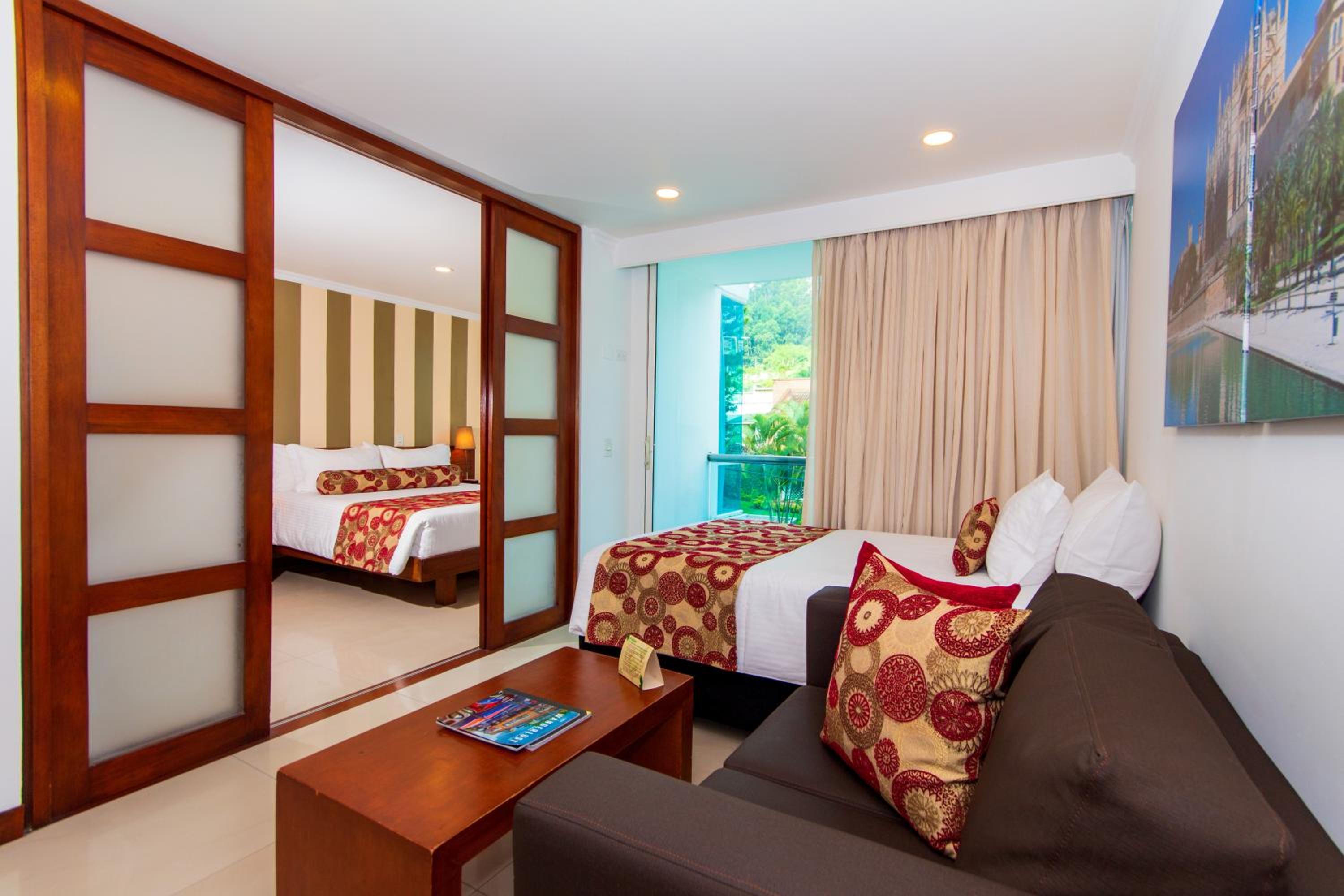 غرفة بسرير كوين وسرير فردي مع سرير إضافي، The Morgana Poblado Suites Hotel 4/6