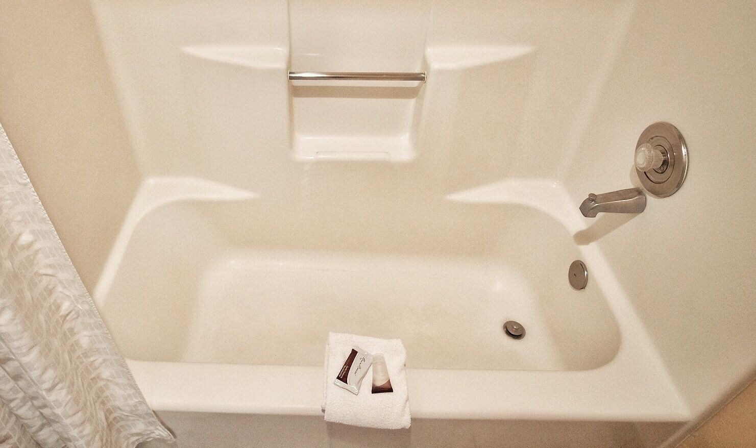 غرفة قياسية بسرير كينج، Claridge Inn 3/3
