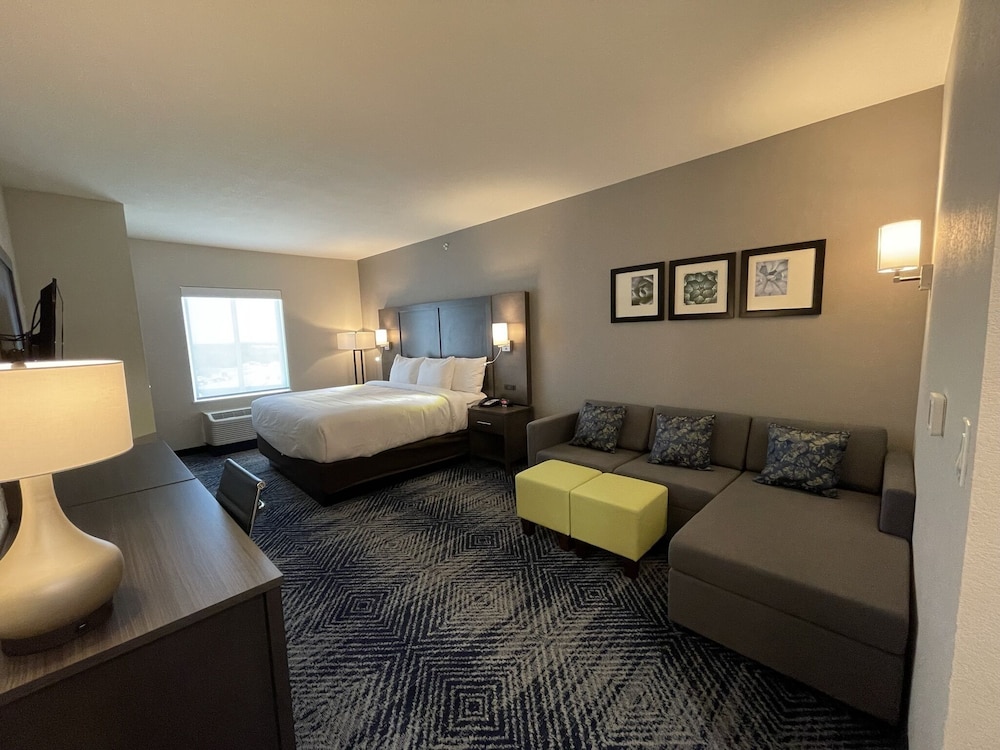 Comfort Inn & Suites Balch Springs - SE Dallas 16/30