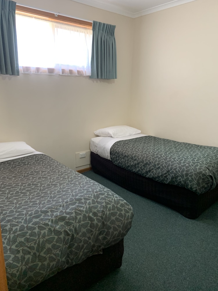 Arthur Phillip Motor Inn 9/36