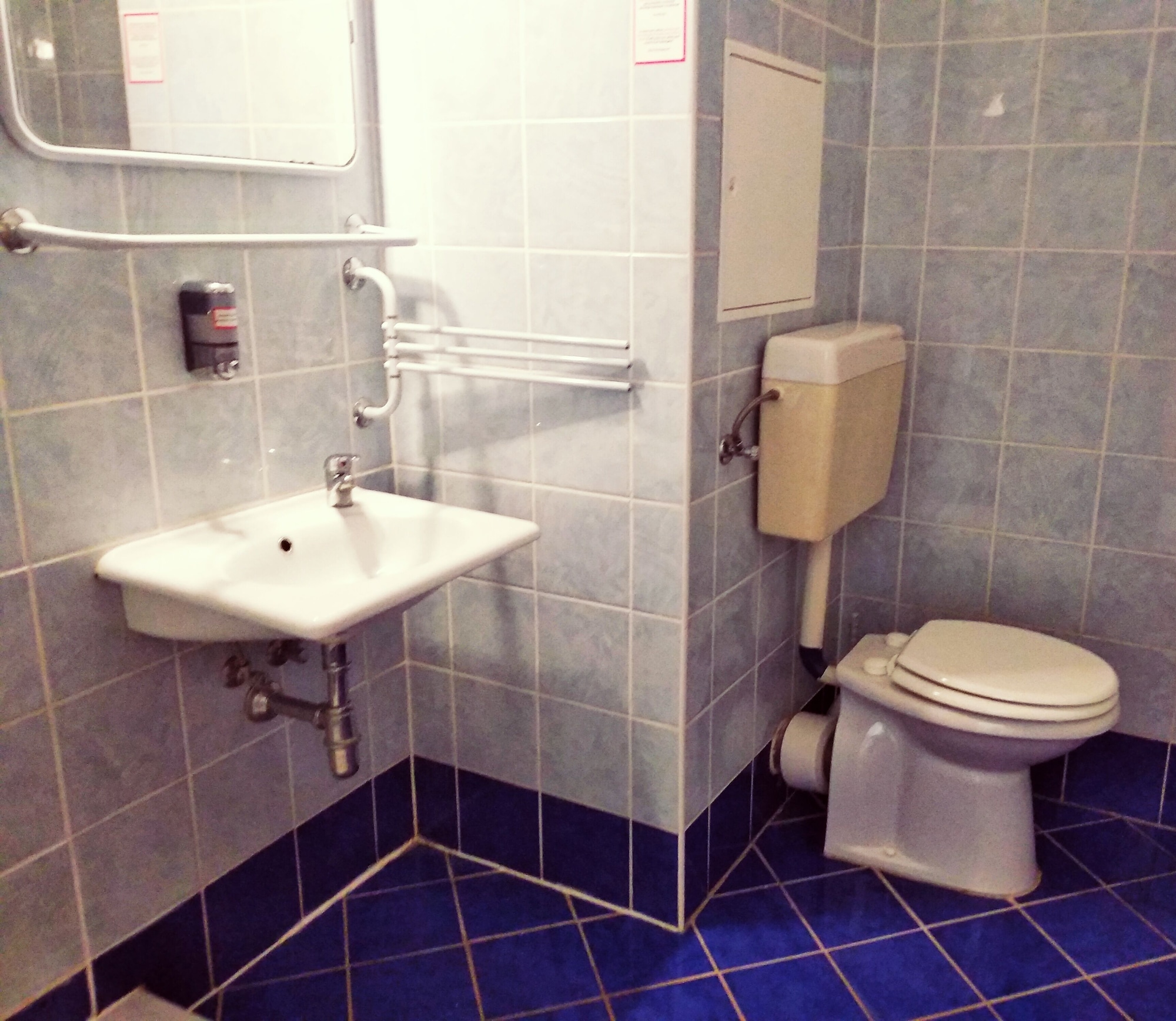 ROOM, SINGLE