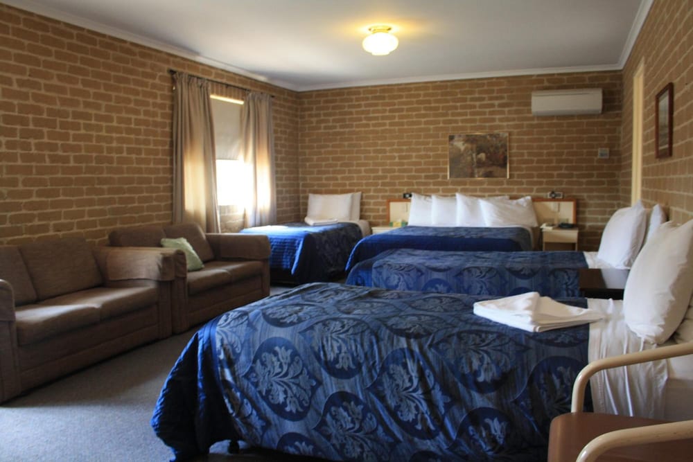 Grand Manor Motor Inn 22/32