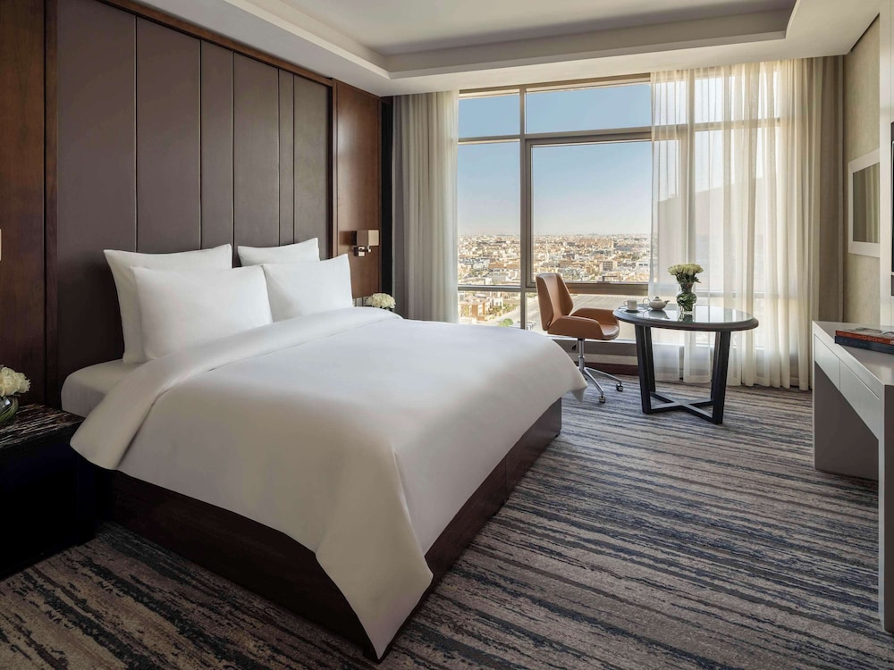 SUPERIOR, EXECUTIVE, KING BED