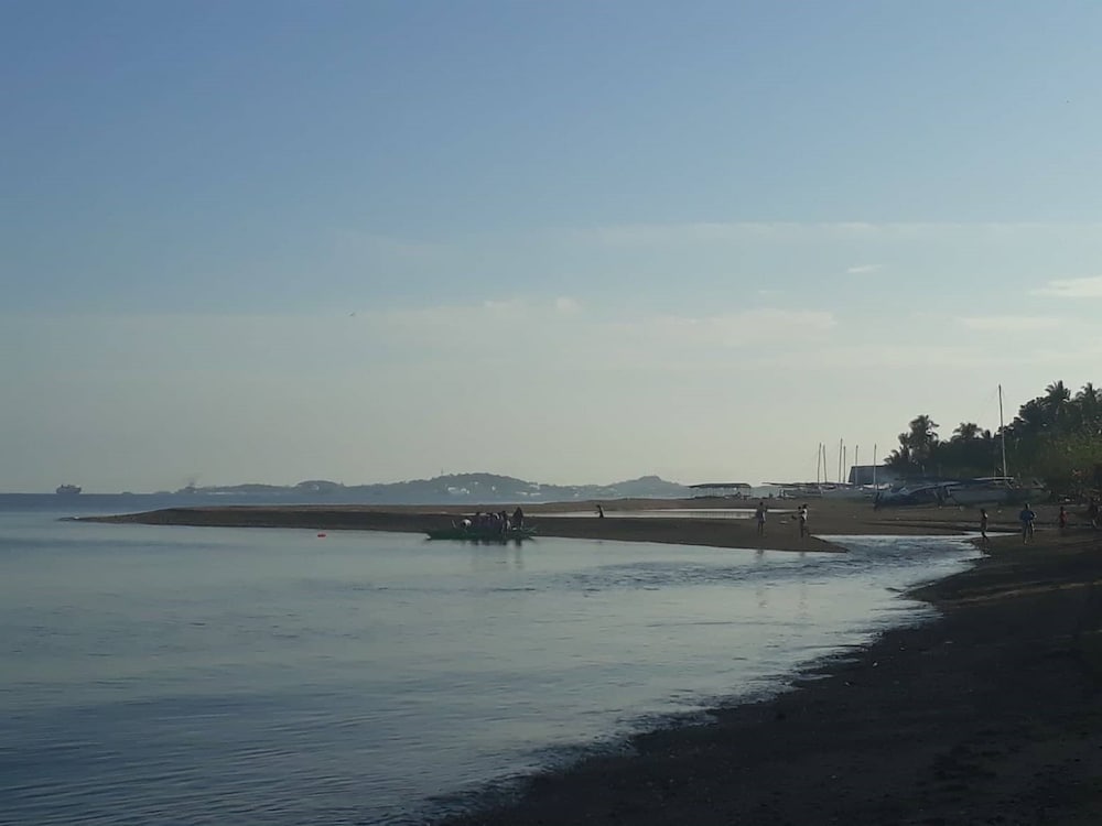 Hangout Beach & Resort 24/39