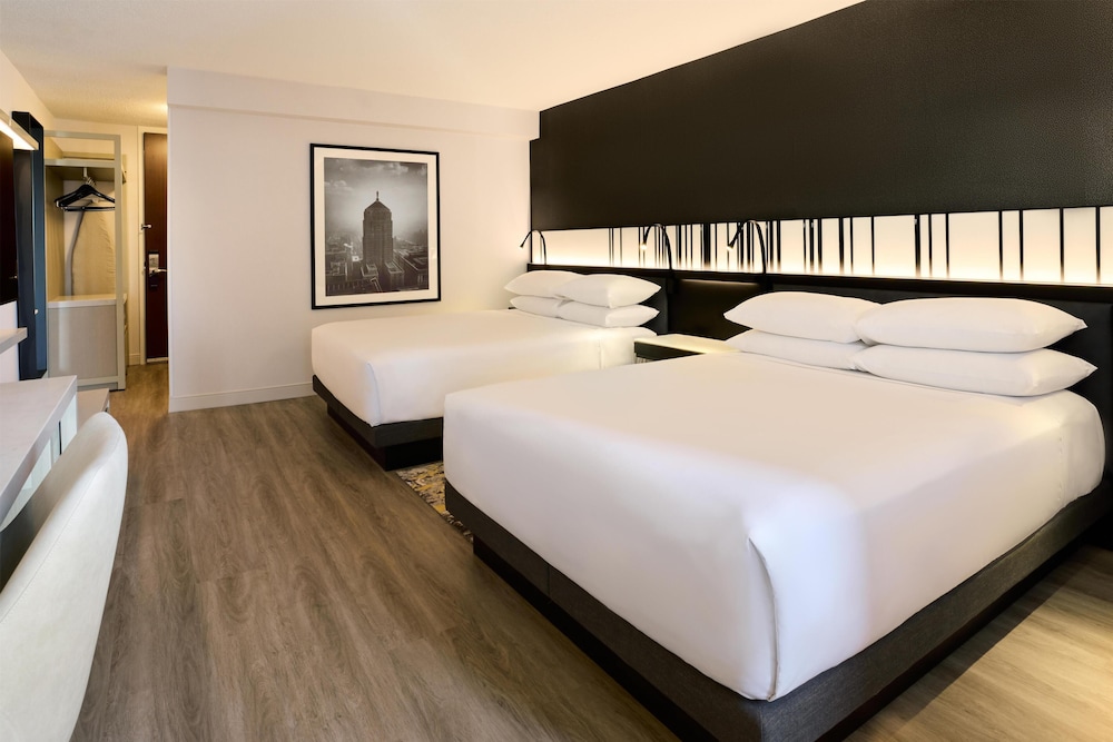 Hyatt Regency Chicago 20/66