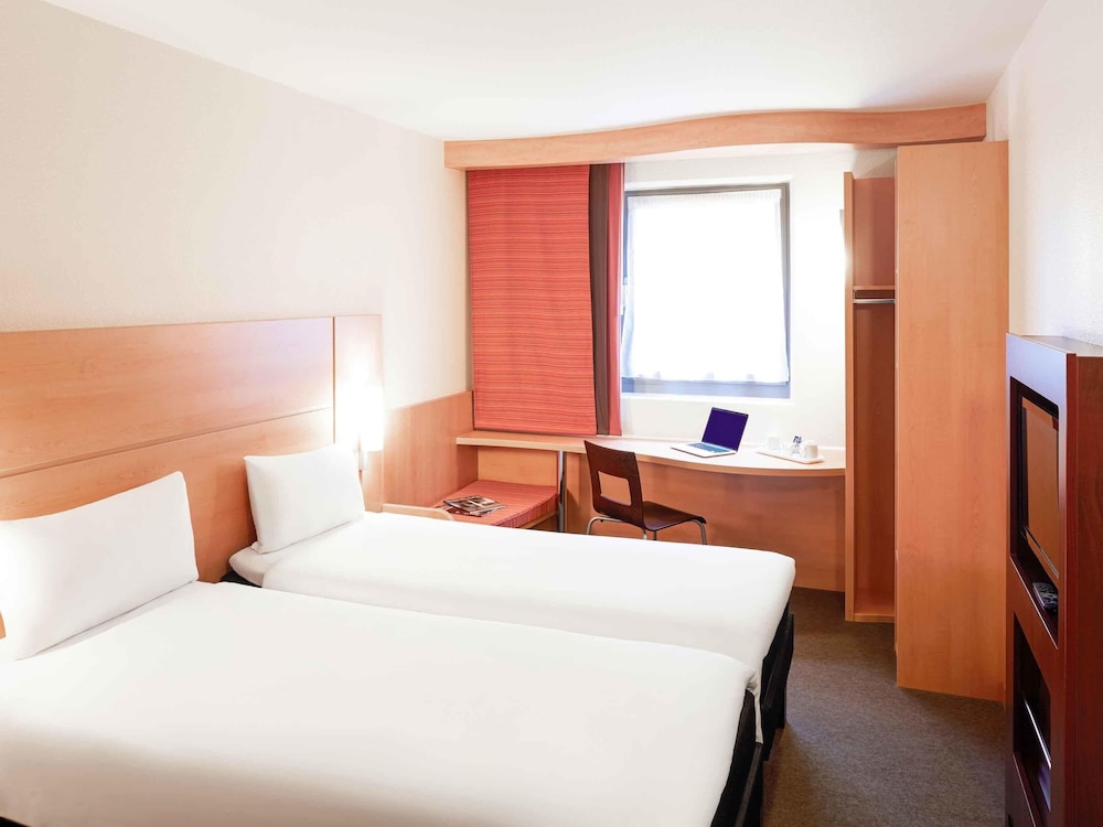 ROOM, TWIN BEDS