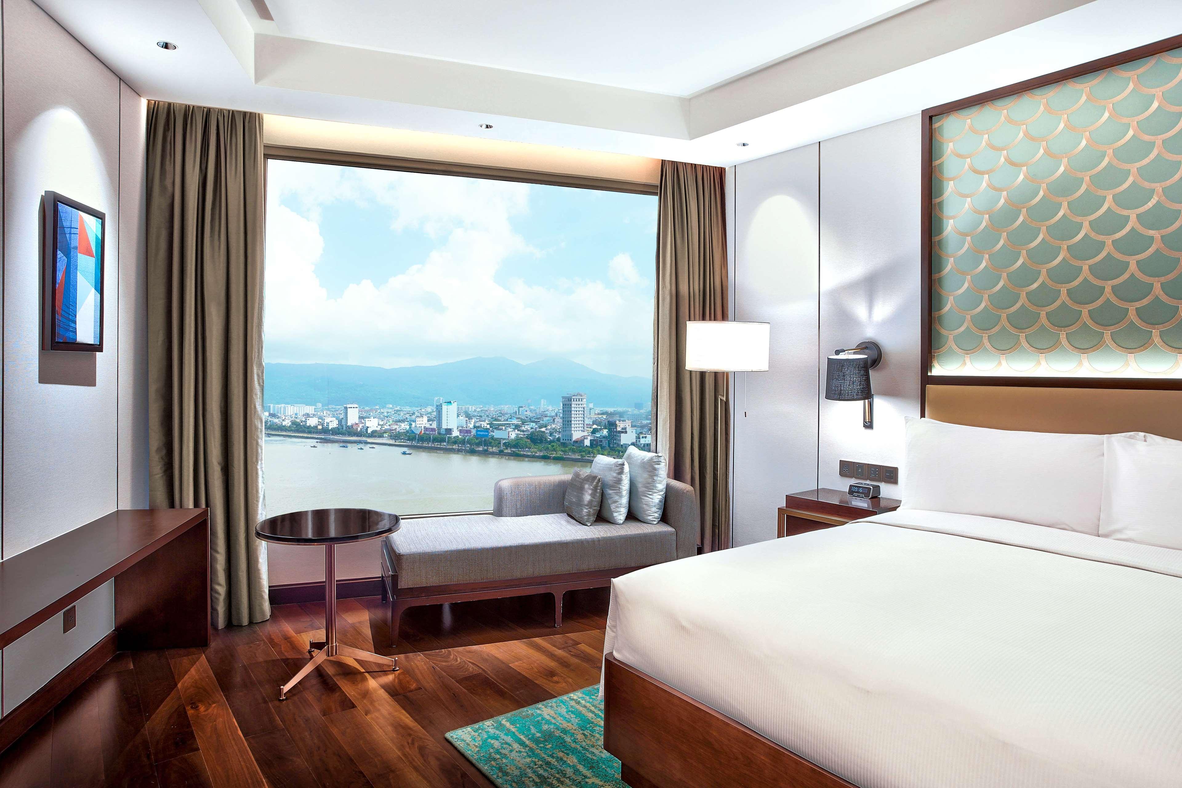 GUEST ROOM, KING BED, OCEAN VIEW, HIGH FLOOR