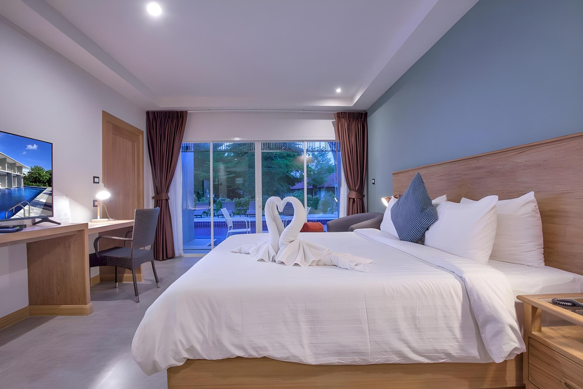 Grand, Deluxe, King Bed, Pool Access