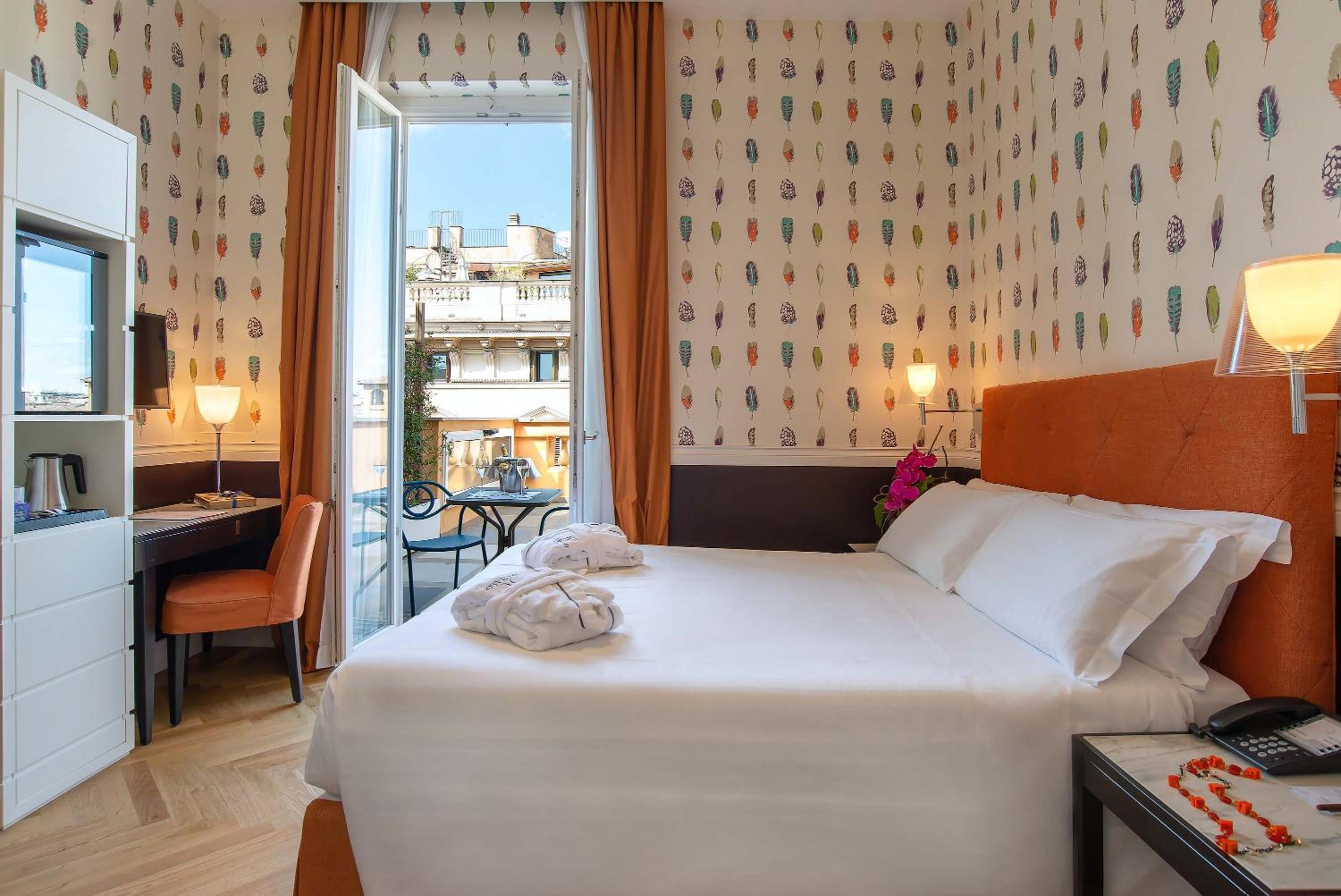 DELUXE, DOUBLE BED