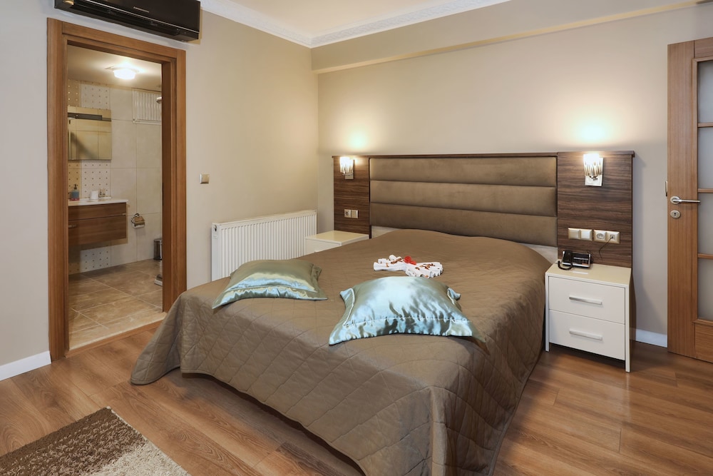 Grand, Suite, 1 Double and 3 Single Beds، Balturk House Hotel 3/7