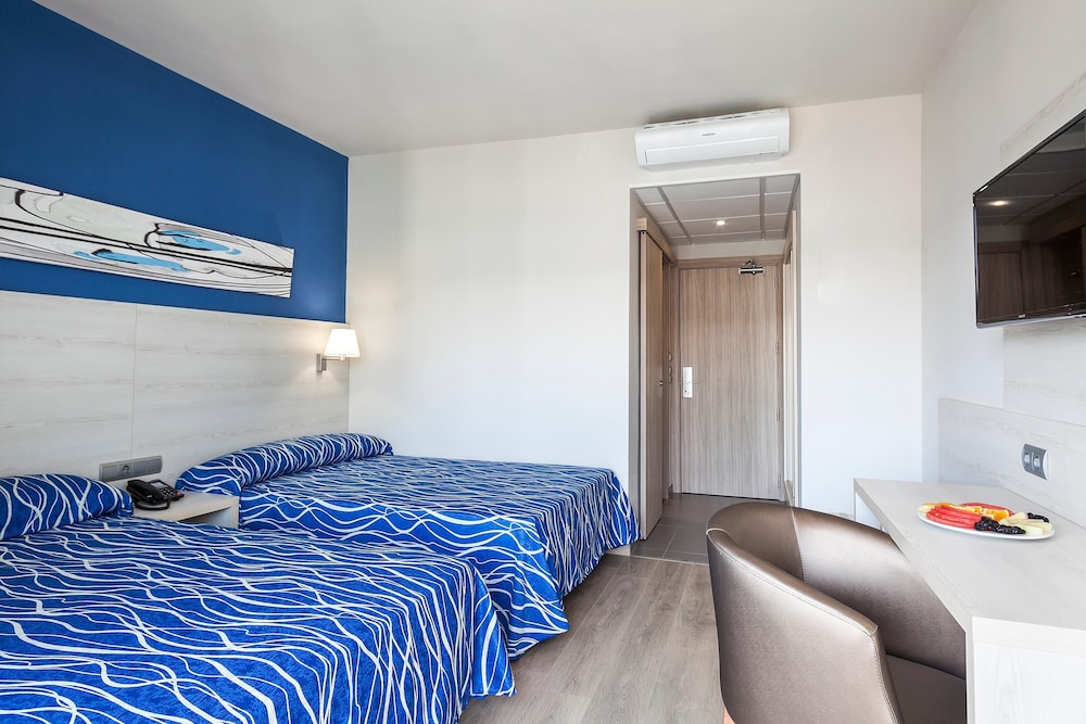 ROOM, TRIPLE, 2 DOUBLE BEDS