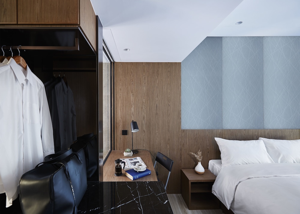 DELUXE, QUEEN BED