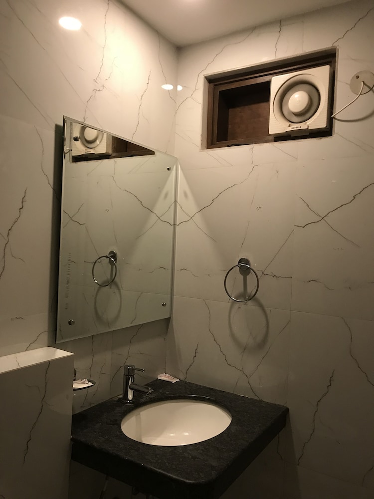 Hotel Avtar At New Delhi Railway Station 46/50