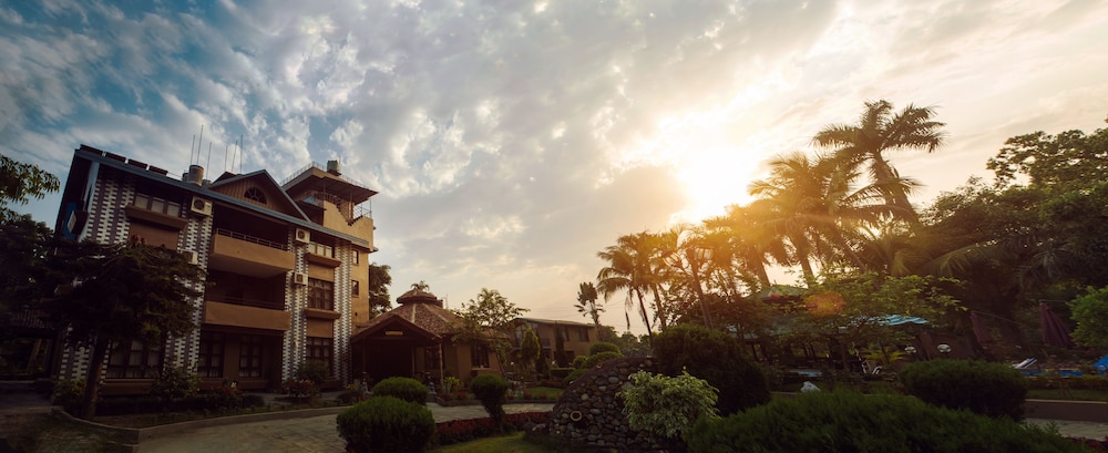 Safari Adventure Lodge 2/15