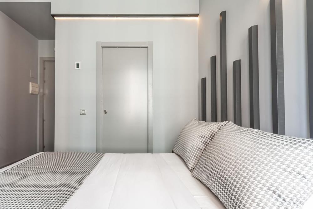 ROOM, SINGLE