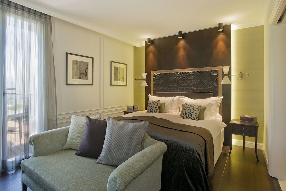 Classic, Queen Bed, Lake Side, Balcony