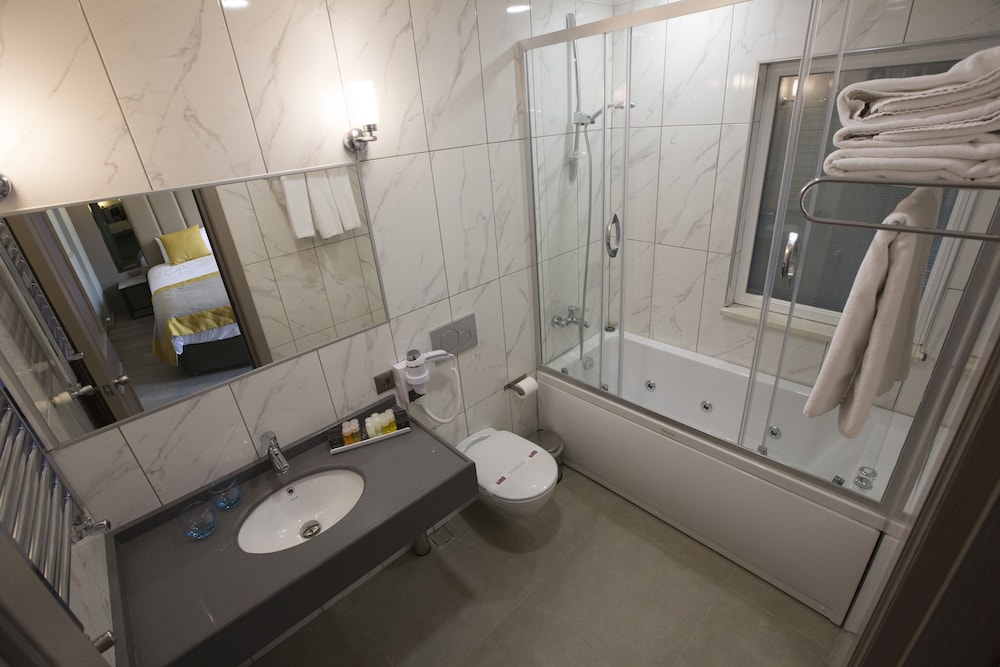 Hotel Seraglio 14/70