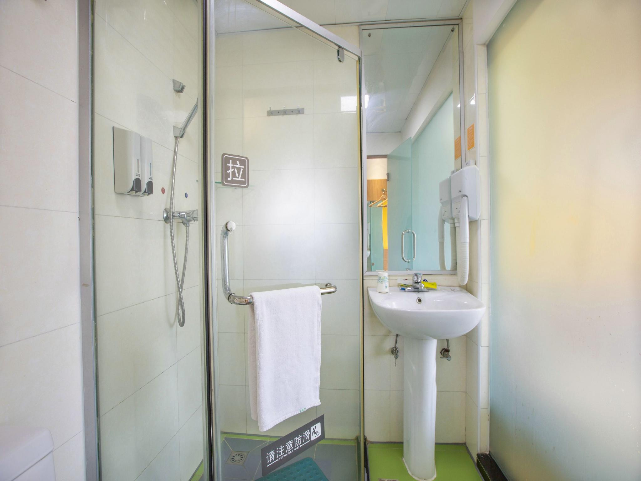 7 Days Inn (Beijing Dinghui Temple Wuluju Metro Station) 47/50