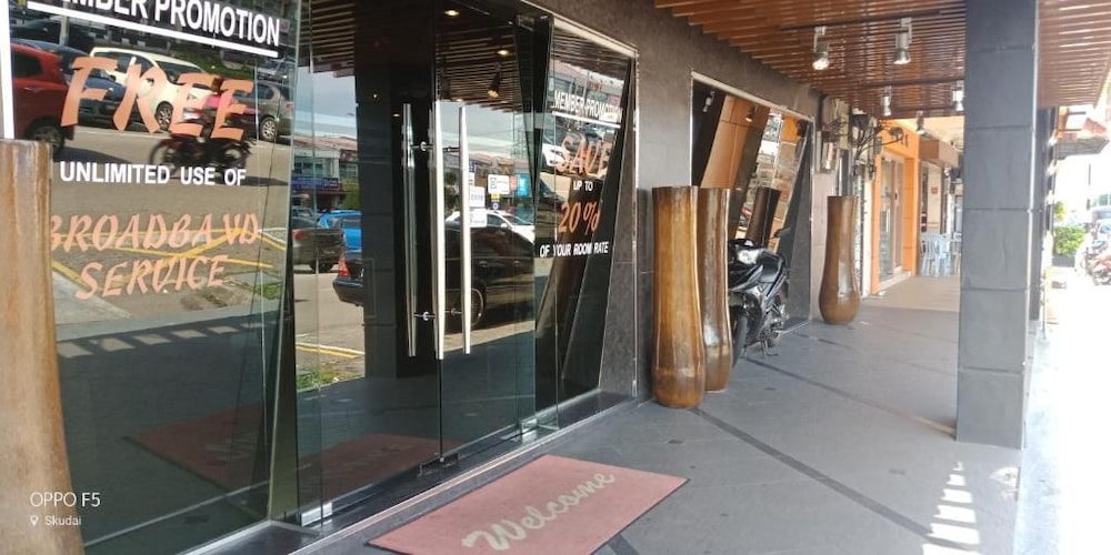 T Hotel 4/47