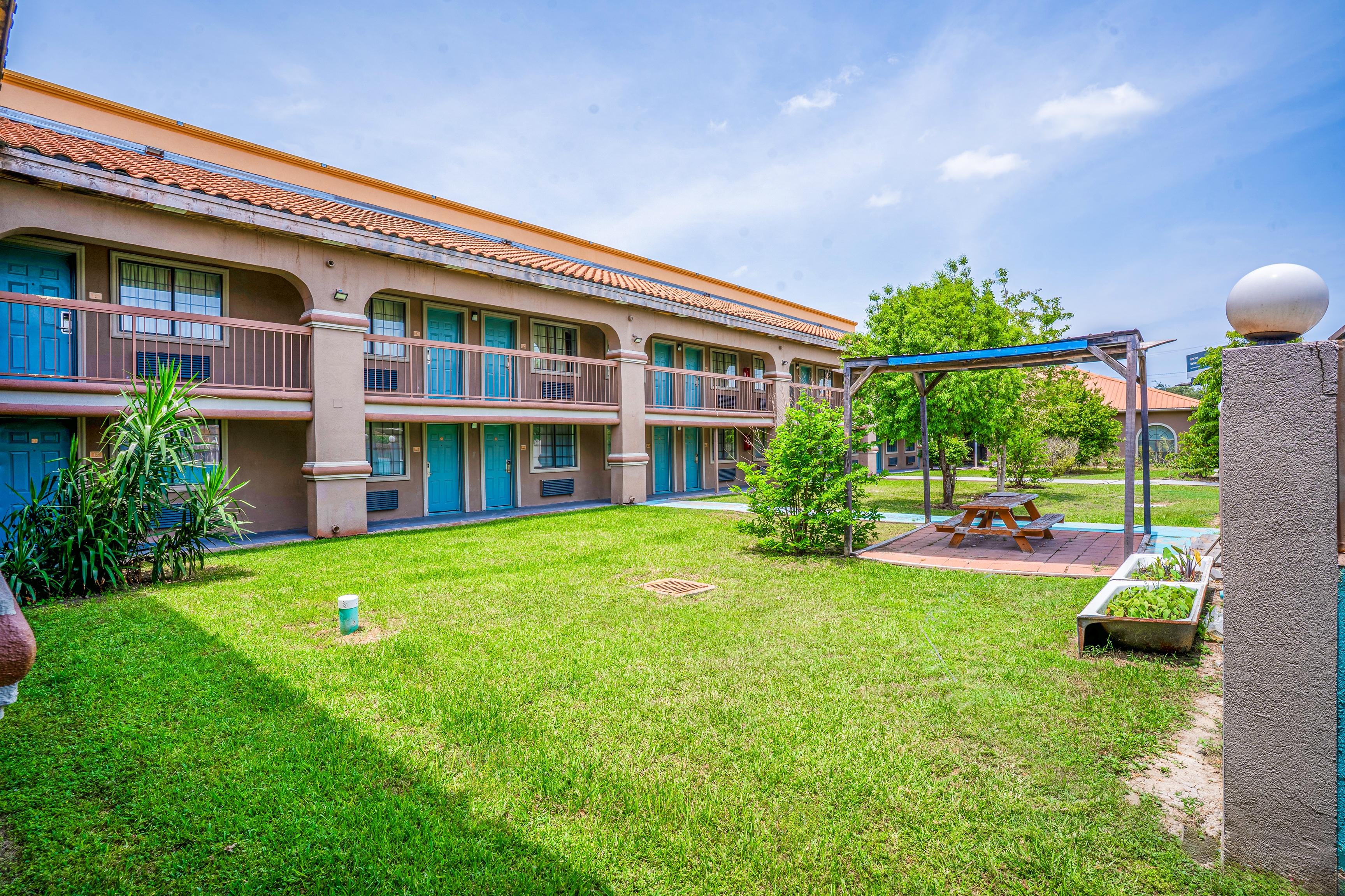 Lone Star Inn & Suites Harlingen TX 53/60