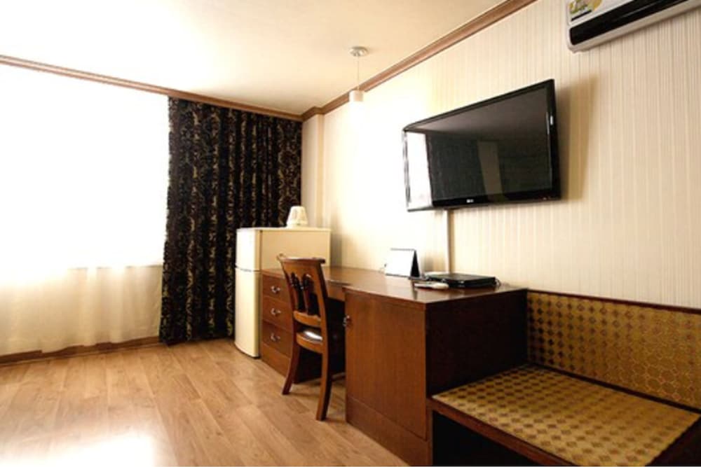Olympic Hotel 28/49