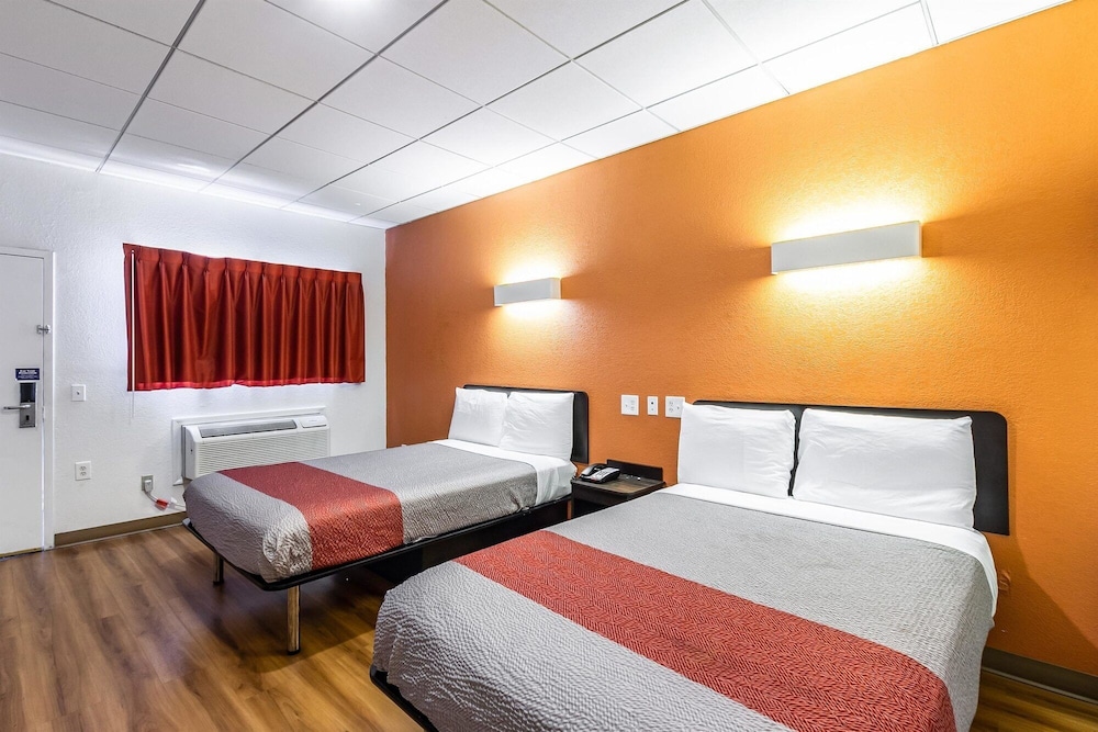 2 Full Beds - Non-Smoking