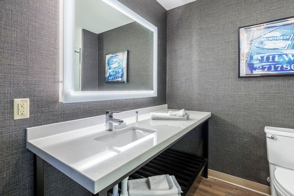 Cambria Hotel Milwaukee Downtown 53/56