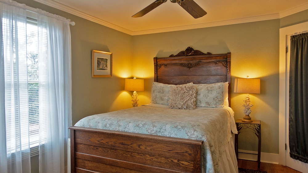 Cinnamon Bear Creekside Inn 13/59